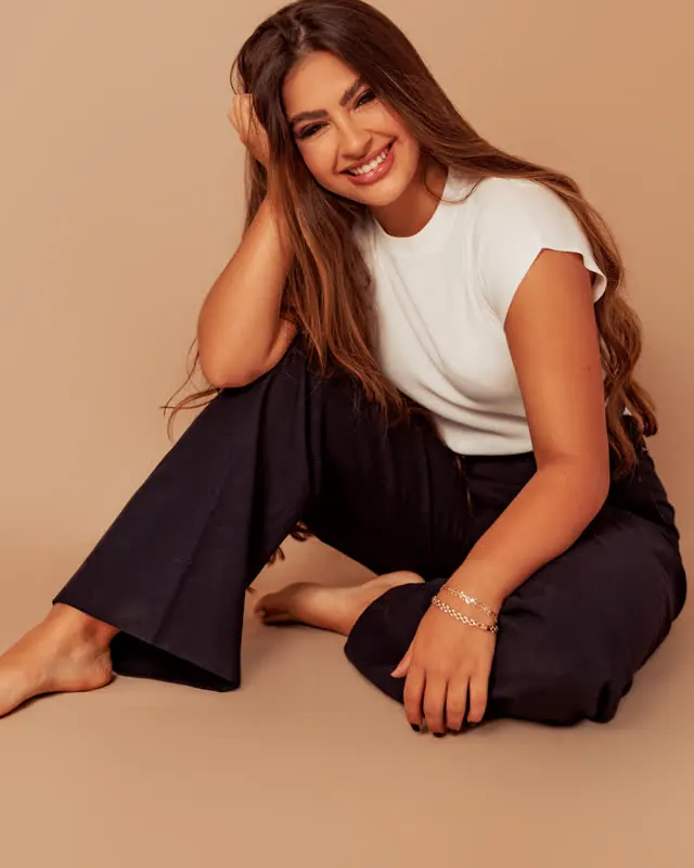 Ana Furtado sentada, sorrindo