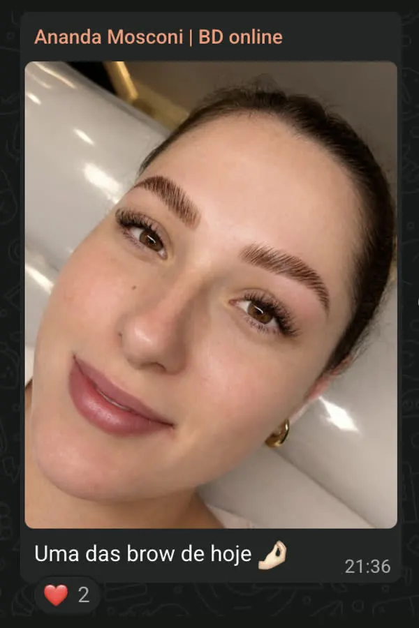 Print do grupo: Ananda mostra uma das Brows que fez no dia