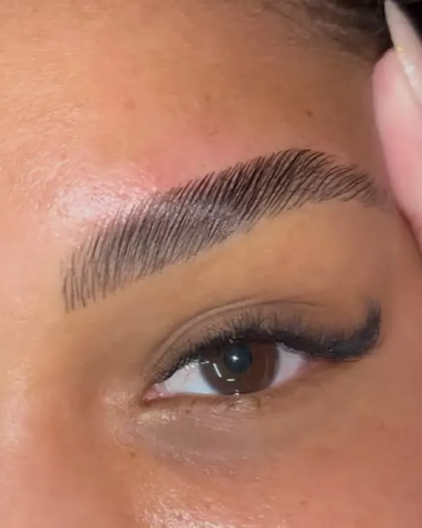 Close de uma Brow Lamination feita por aluna, com os fios alinhados